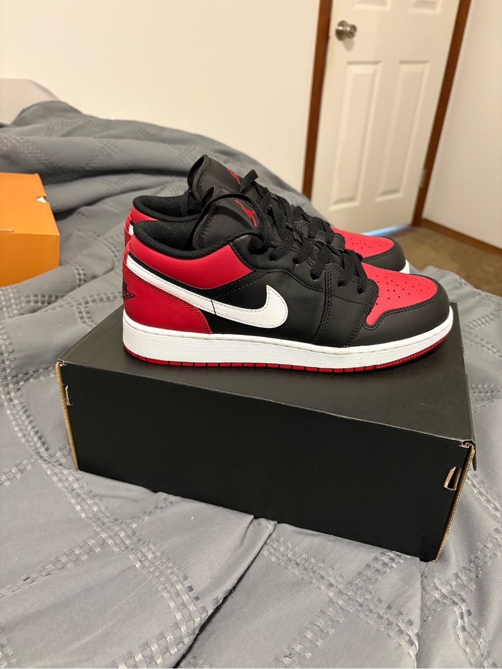 Air Jordan 1 Low GS “Alternate Bred Toe” – Size 7 (8.5 in women’s) - Picture 3 of 6
